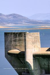 Image du Maroc Professionnelle de  Le barrage Oued El Makhazine, conçu pour le développement et  l'irrigation du périmètre du Loukkos. Ainsi les champs situés dans le triangle Ksar El Kébir, Larache, Moulay Bouselham profitent de cette infrastructure. Cette importante réalisation située sur El Oued Loukkos sert à la régularisation inter annuelle des débits tout en formant une protection contre les crues, au Jeudi 1er Septembre 2005 à cette datte le barrage dispose 309 Million de M3. (Photo / Abdeljalil Bounhar)